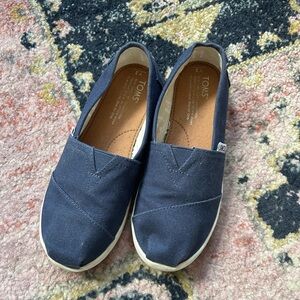 Like new Toms shoes in navy, size 3Y